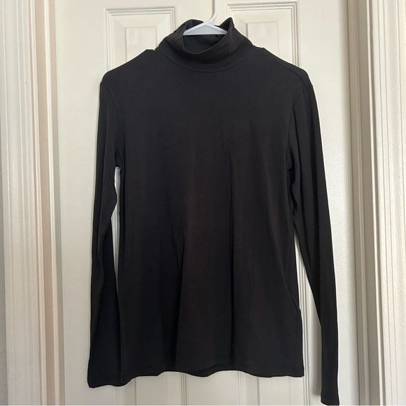 NWT Under Armour Women’s Light Turtleneck Long Sleeve Black Statement Back Small - Picture 2 of 14